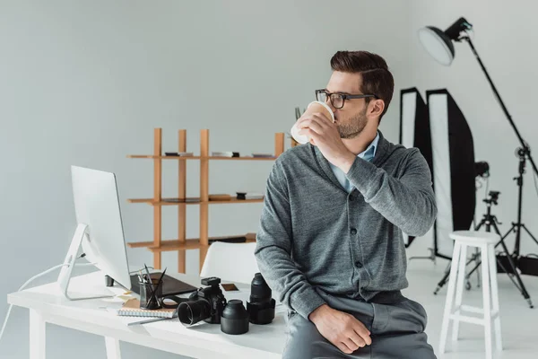 Fotografo bere caffè — Foto stock