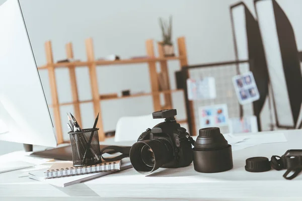 Espaço de trabalho com câmera fotográfica — Fotografia de Stock