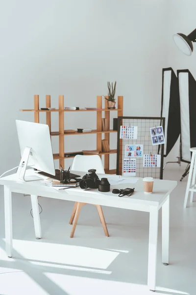 Bureau moderne avec matériel de photographie — Photo de stock