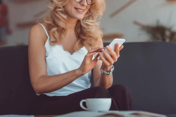 Donna con caffè e smartphone — Foto stock