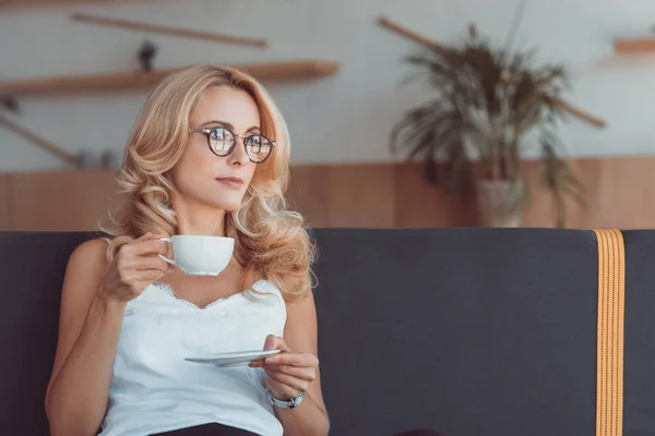 Frau trinkt Kaffee — Stockfoto