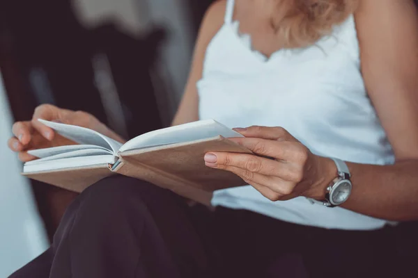 Woman reading book — Stock Photo