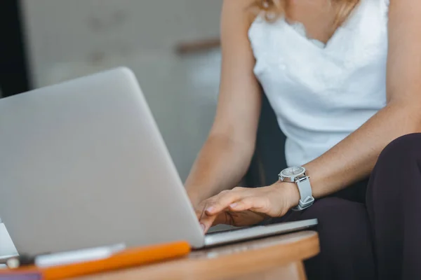 Femme utilisant un ordinateur portable — Photo de stock