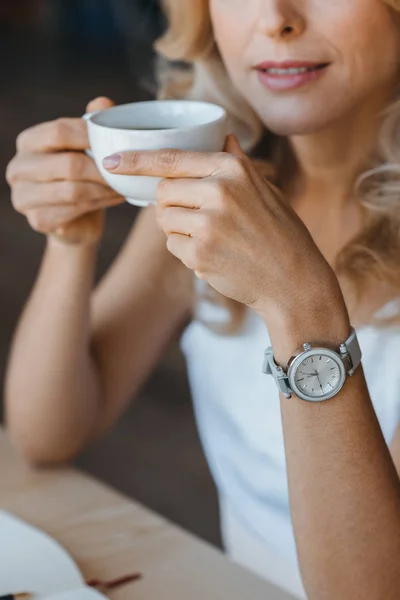 Woman drinking coffee — Stock Photo