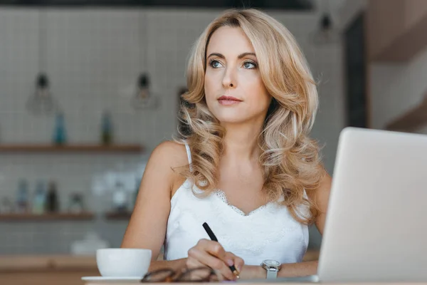 Mujer usando portátil - foto de stock