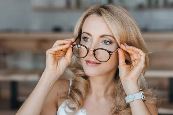 Hermosa mujer de mediana edad con gafas - foto de stock