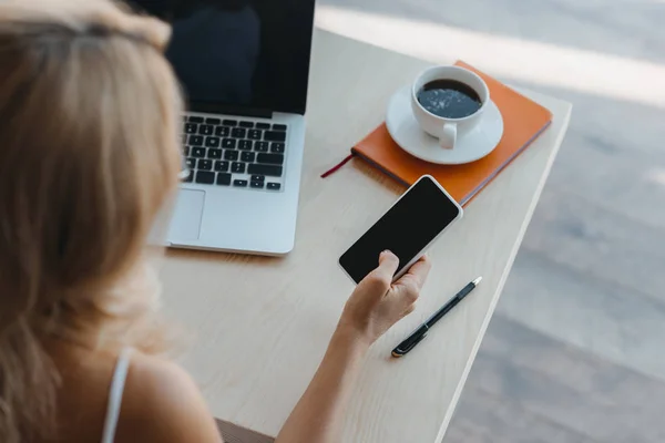 Femme d'affaires avec ordinateur portable et smartphone — Photo de stock