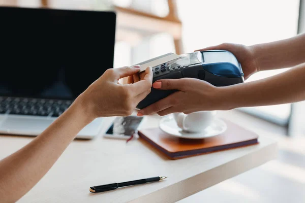 Payment with credit card and terminal — Stock Photo