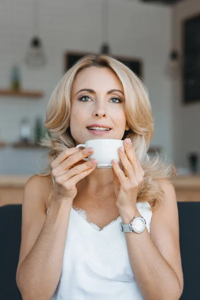 Woman drinking coffee — Stock Photo