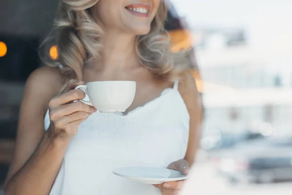 Frau trinkt Kaffee — Stockfoto