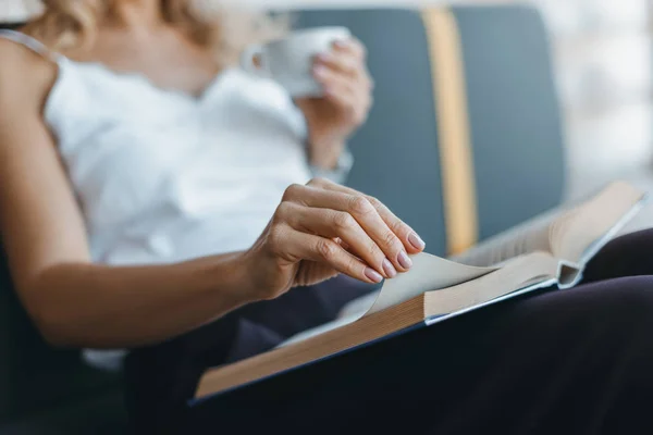 Frau liest Buch — Stockfoto