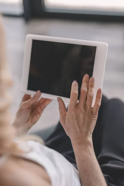 Femme utilisant une tablette numérique — Photo de stock