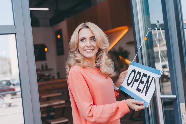 Propietario de la cafetería con signo abierto - foto de stock