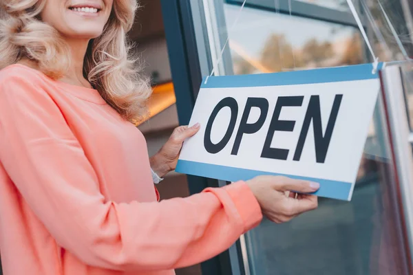 Propietario de la cafetería con signo abierto - foto de stock