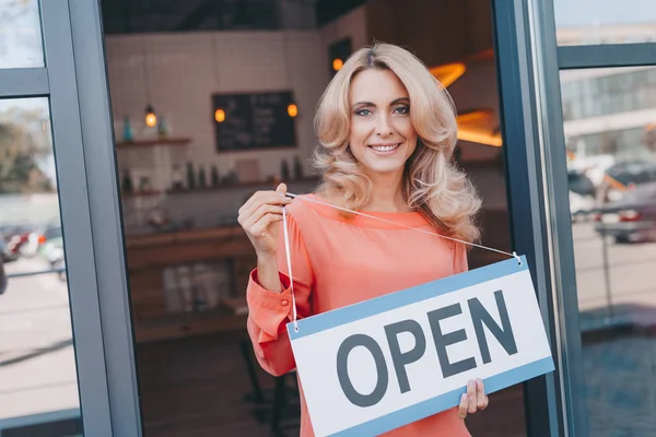 Propietario de la cafetería con signo abierto - foto de stock