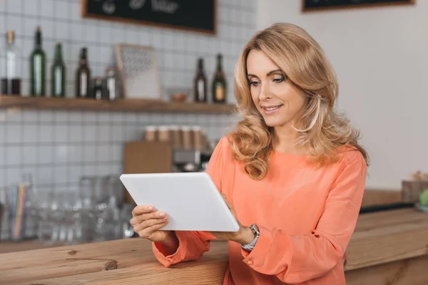 Mujer usando tableta digital - foto de stock