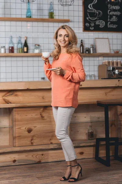 Frau trinkt Kaffee im Café — Stockfoto
