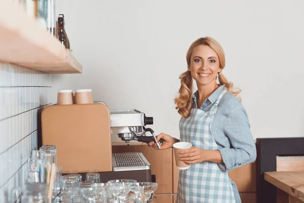 Barista avec machine à café — Photo de stock