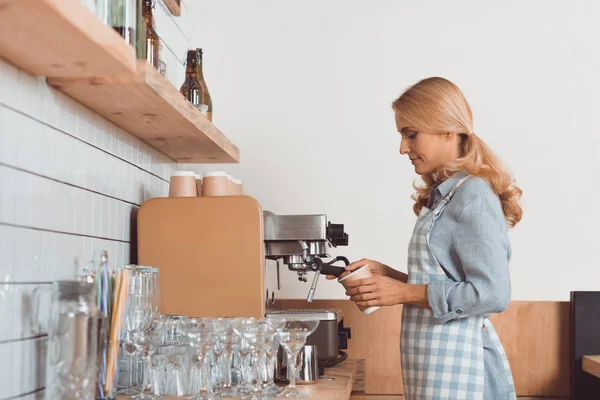 Barista com máquina de café — Fotografia de Stock