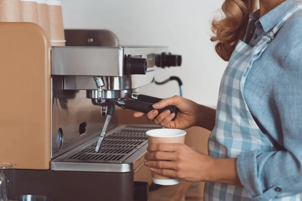 Barista com máquina de café — Fotografia de Stock