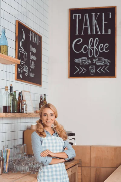 Sonriente dueño de la cafetería - foto de stock