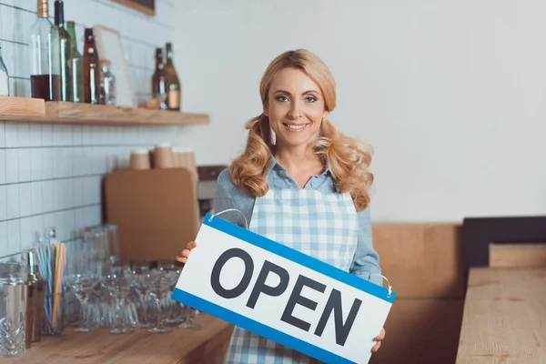 Kellnerin hält Schild offen — Stockfoto