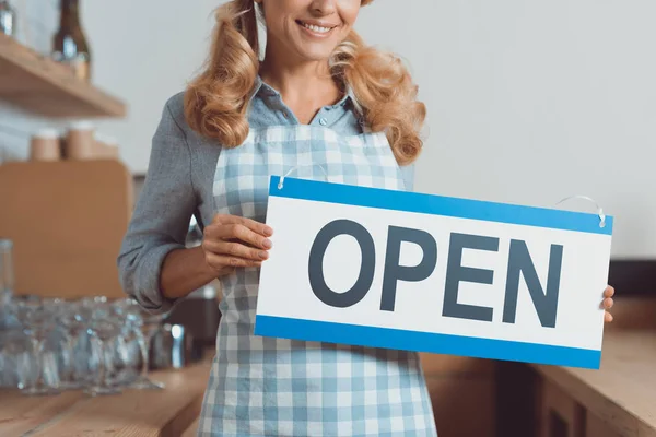 Cameriera tenendo il segno aperto — Foto stock