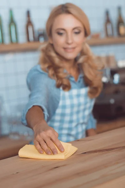Waitress cleaning bar counter — Stock Photo