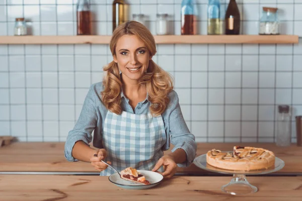 Waitress with pie in cafe — Stock Photo