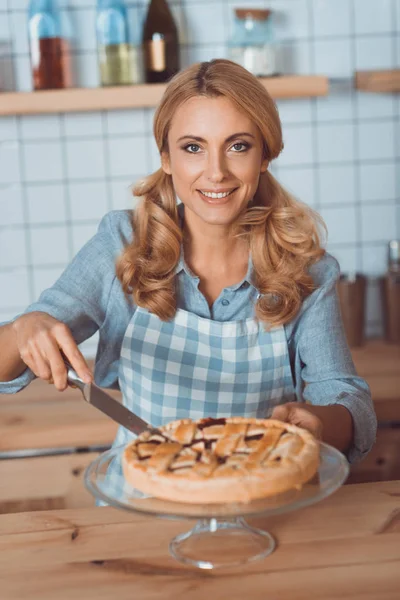 Waitress cutting pie — Stock Photo