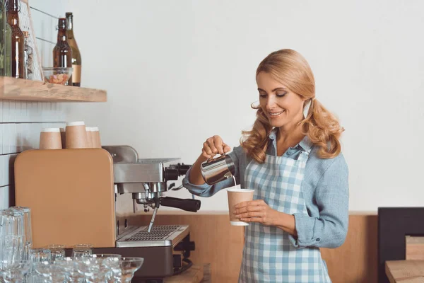 Barista making coffee — Stock Photo