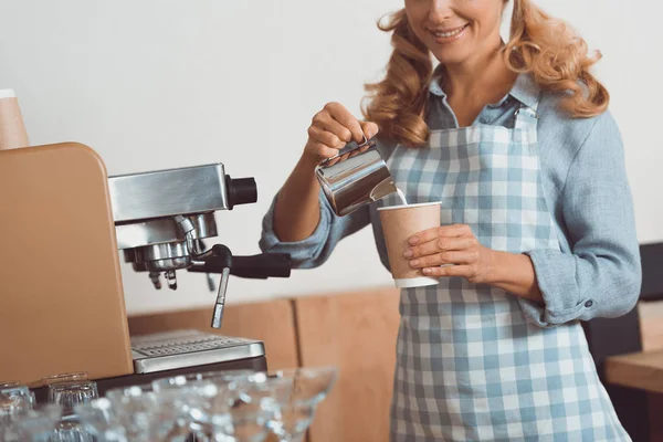 Barista kocht Kaffee — Stockfoto