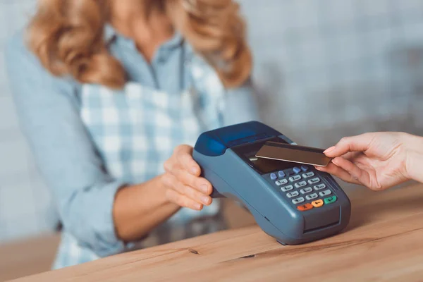 Payment with credit card and terminal — Stock Photo