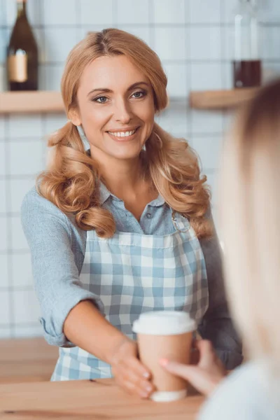 Kellnerin mit Einweg-Kaffeetasse — Stockfoto