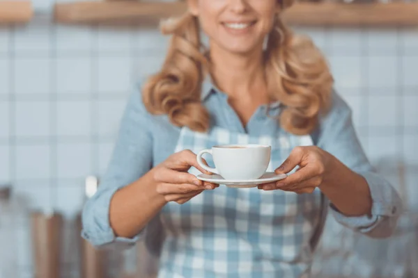 Garçonete segurando caneca com café — Fotografia de Stock