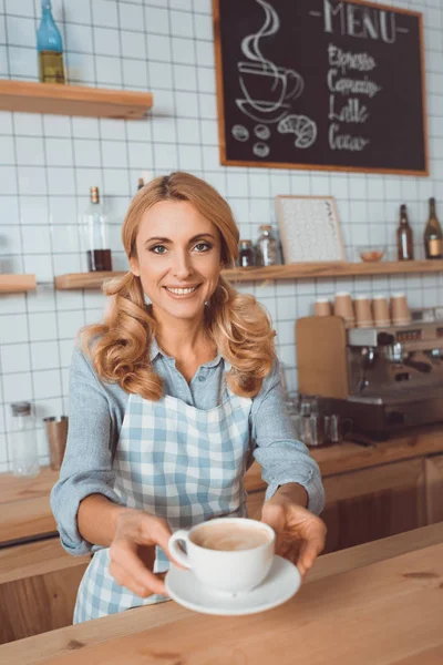 Garçonete segurando xícara de café — Fotografia de Stock