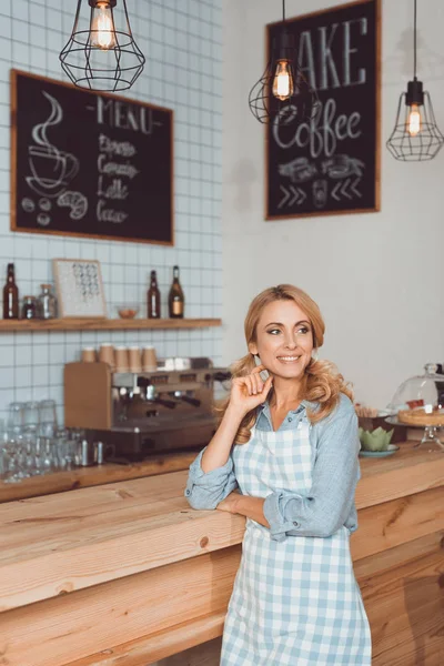 Belo proprietário de café em avental — Fotografia de Stock