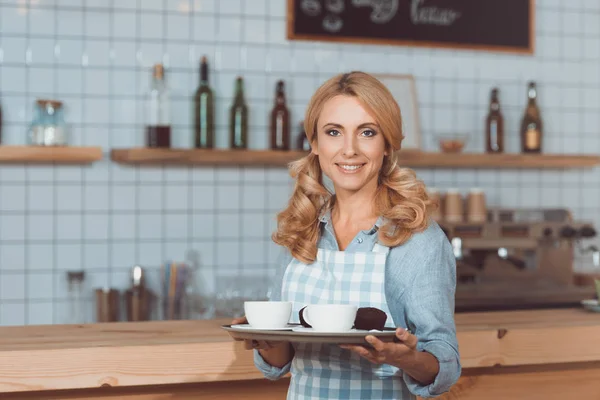 Kellnerin mit Utensilien und Tablett — Stockfoto