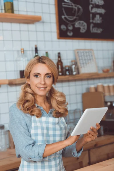 Garçonete com tablet digital — Fotografia de Stock