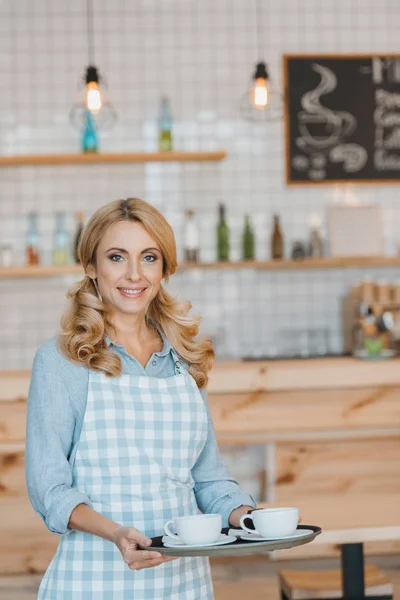 Kellnerin mit Utensilien und Tablett — Stockfoto