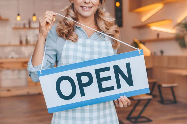 Camarera con cartel abierto - foto de stock