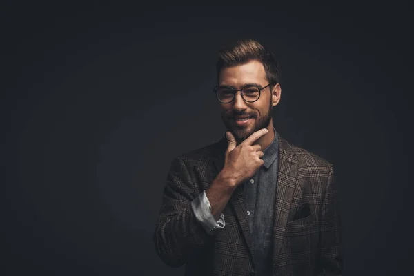 Uomo sorridente con mano sul mento — Foto stock