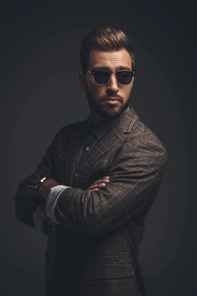 Hombre en gafas de sol con los brazos cruzados - foto de stock