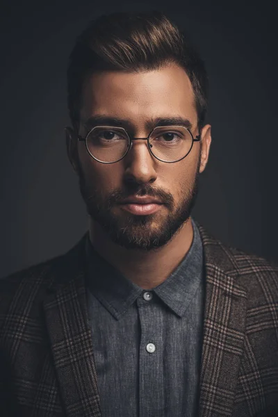 Hombre guapo en gafas - foto de stock