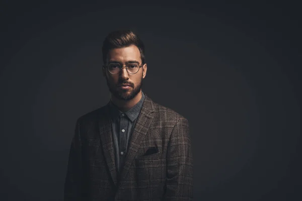 Mann in Anzug und Brille — Stockfoto