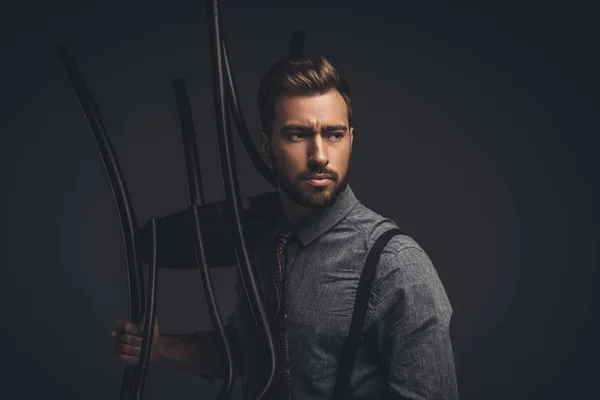 Mann posiert mit Holzstuhl — Stockfoto