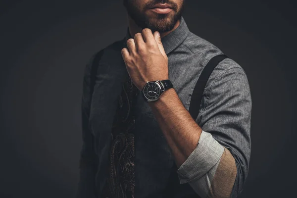 Joven rascándose la barba - foto de stock