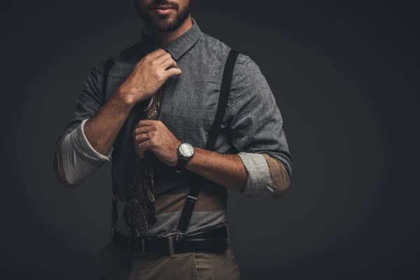 Hombre ajustando corbata - foto de stock