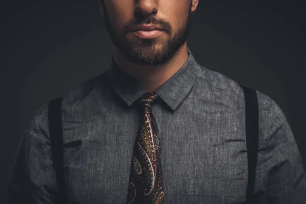 Мужчина в рубашке и галстуке — стоковое фото