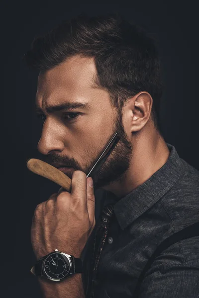 Hombre afeitándose con navaja de afeitar - foto de stock